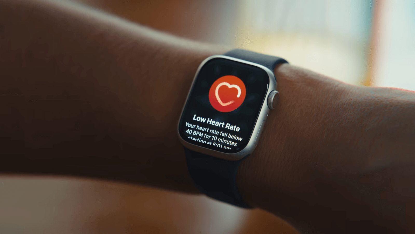 Цифровая опека Apple Watch в отношении здоровья демонстрируется в последних рекламных роликах, основанных на реальных событиях