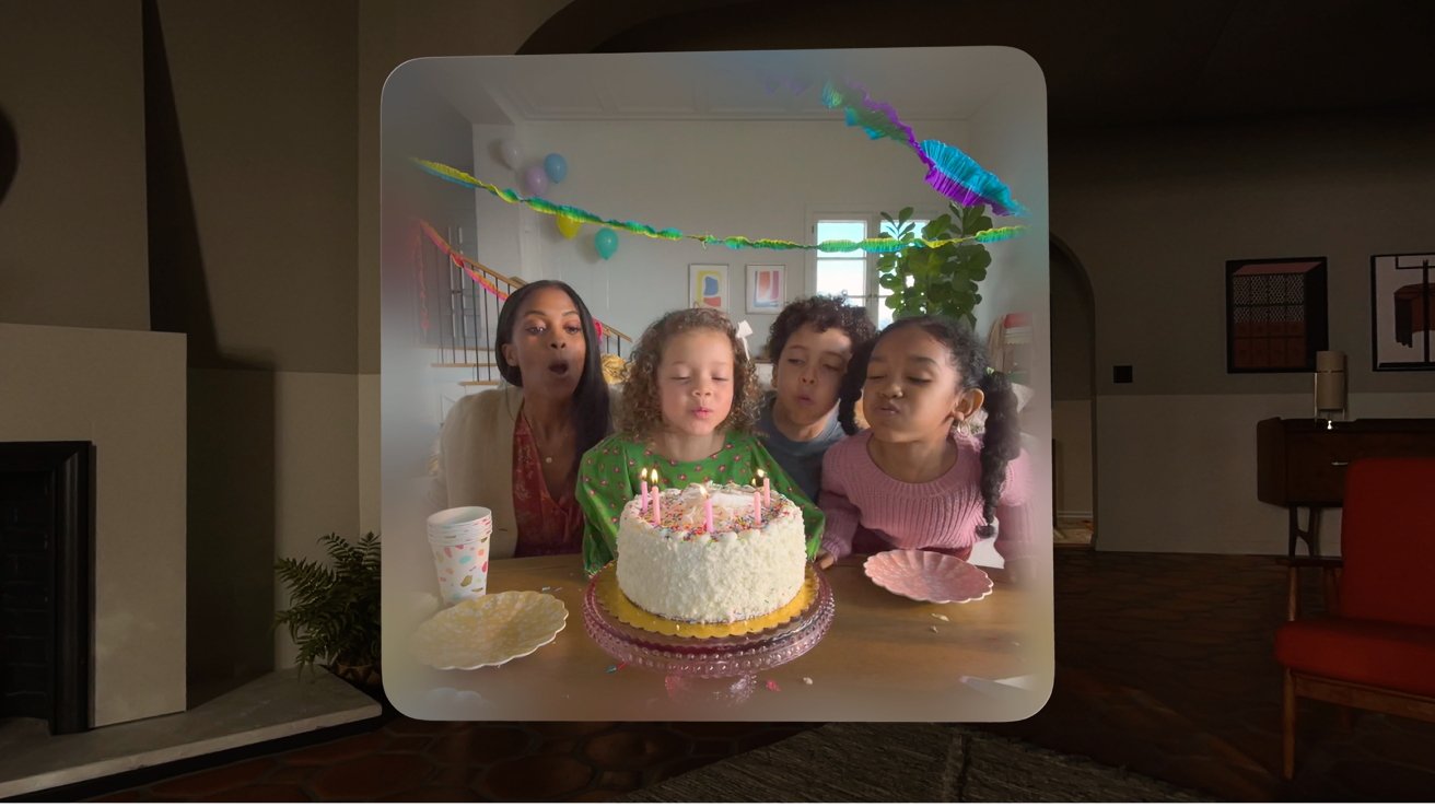 Группа детей вокруг праздничного торта