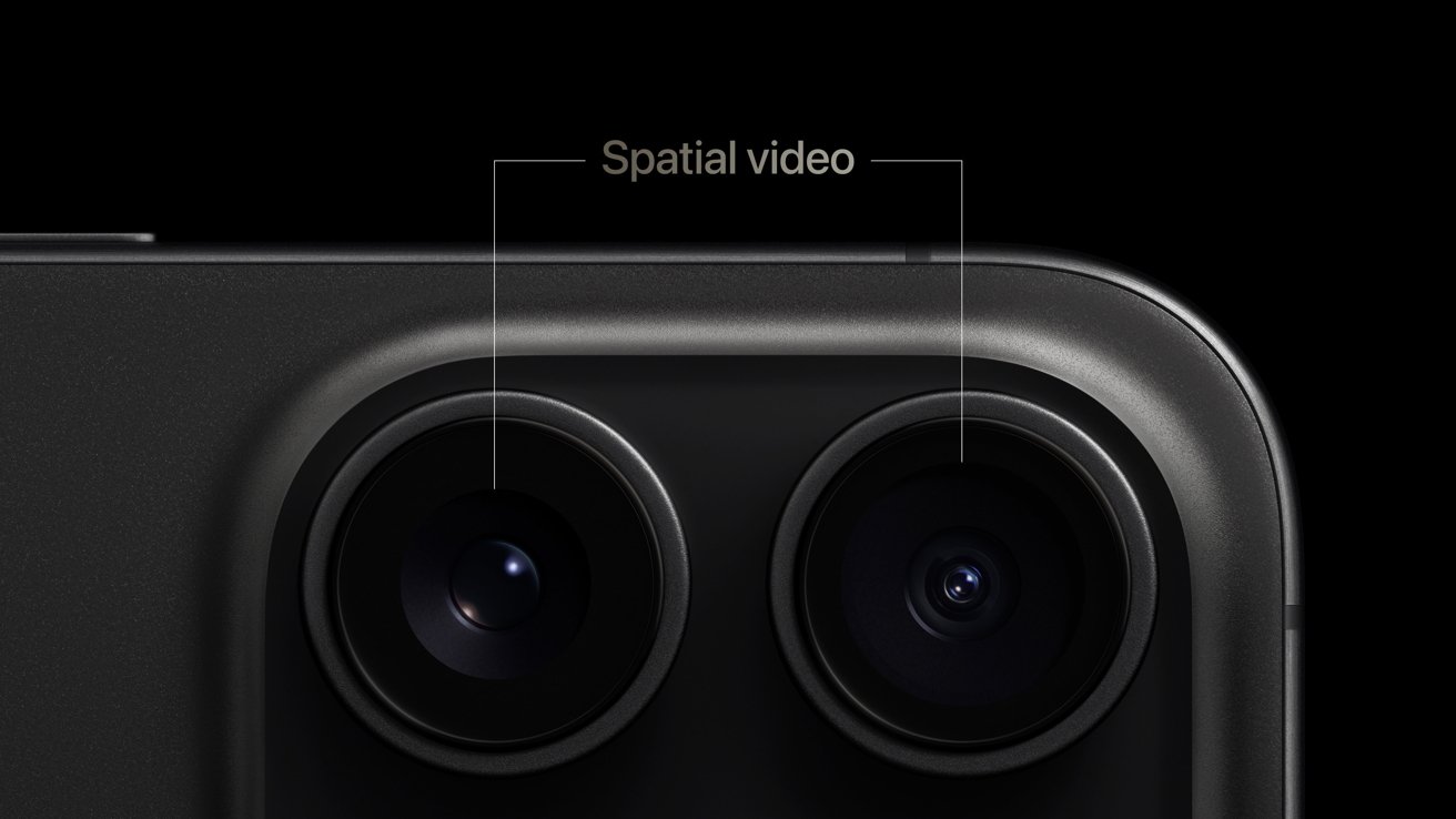 iPhone перевернут на бок, показывая основную камеру и сверхширокоугольную камеру как устройства записи пространственного видео. 