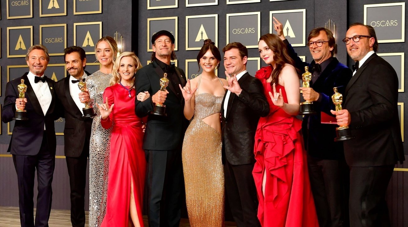 Актерский состав «CODA» на церемонии вручения «Оскара», опубликованный в Твиттере Тимом Куком