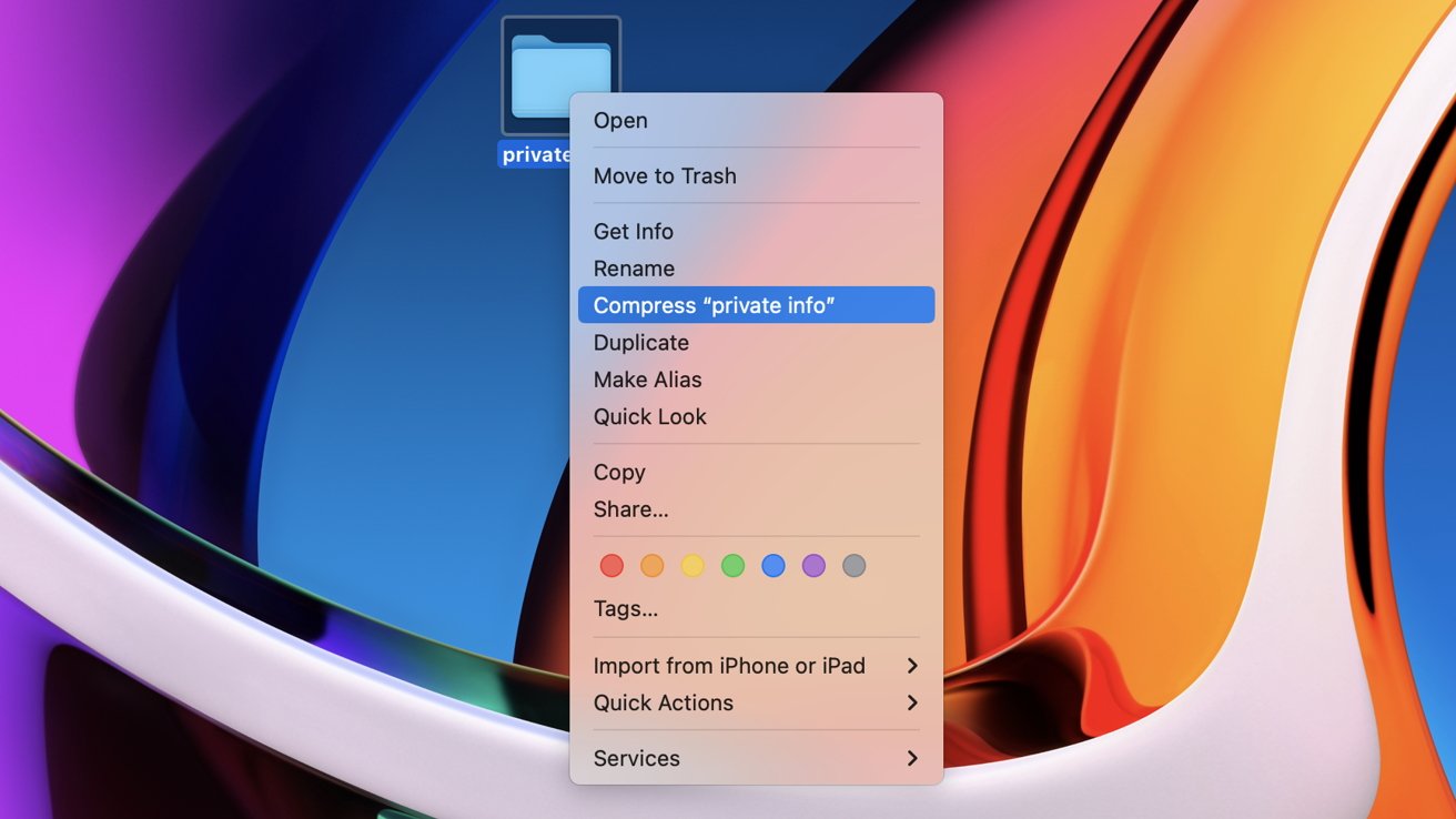 Рабочий стол Mac с красочными абстрактными обоями и открытым контекстным меню, предлагающим такие параметры, как сжатие папки с именем «личная информация».