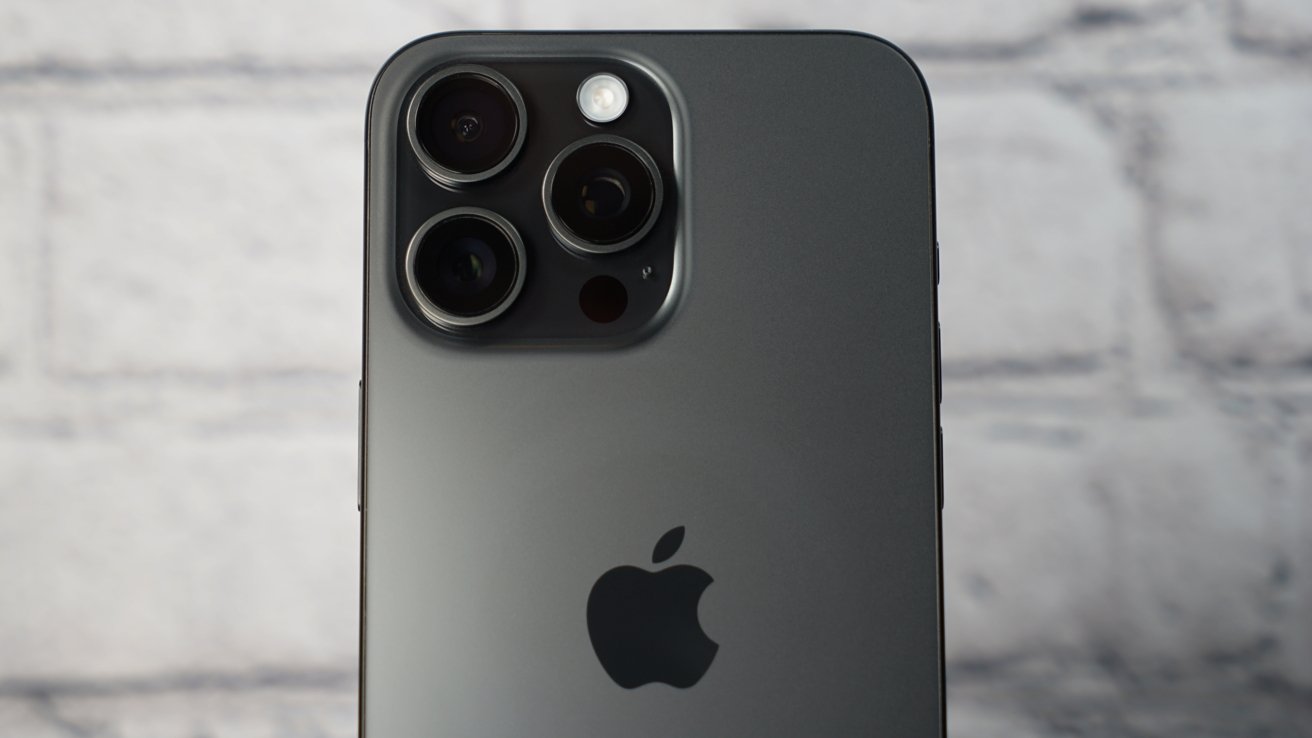iPhone 15 Pro Max в цвете Space Black с выступом камеры