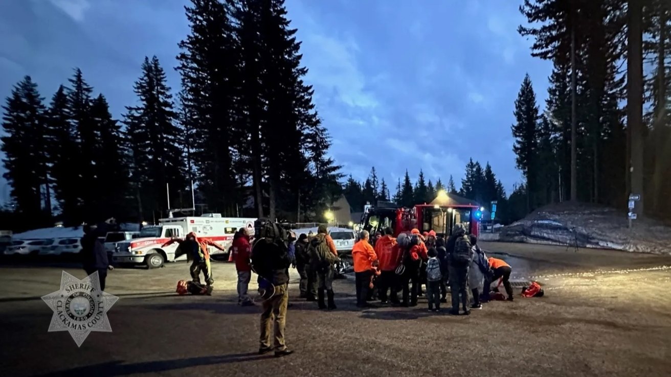 Сотрудники службы экстренной помощи оказывают помощь спасенной семье на парковке