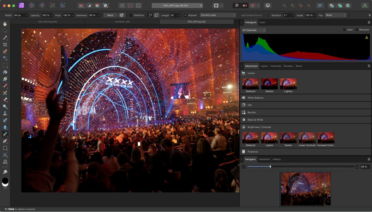 Многолюдный концерт с ярким освещением сцены и конфетти, редактируемый на компьютере с помощью программного обеспечения для графического дизайна.