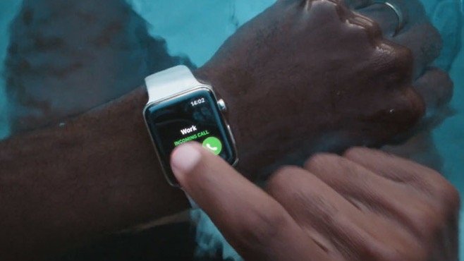 Мужчина отвечает на телефонный звонок на своих Apple Watch, находясь в бассейне