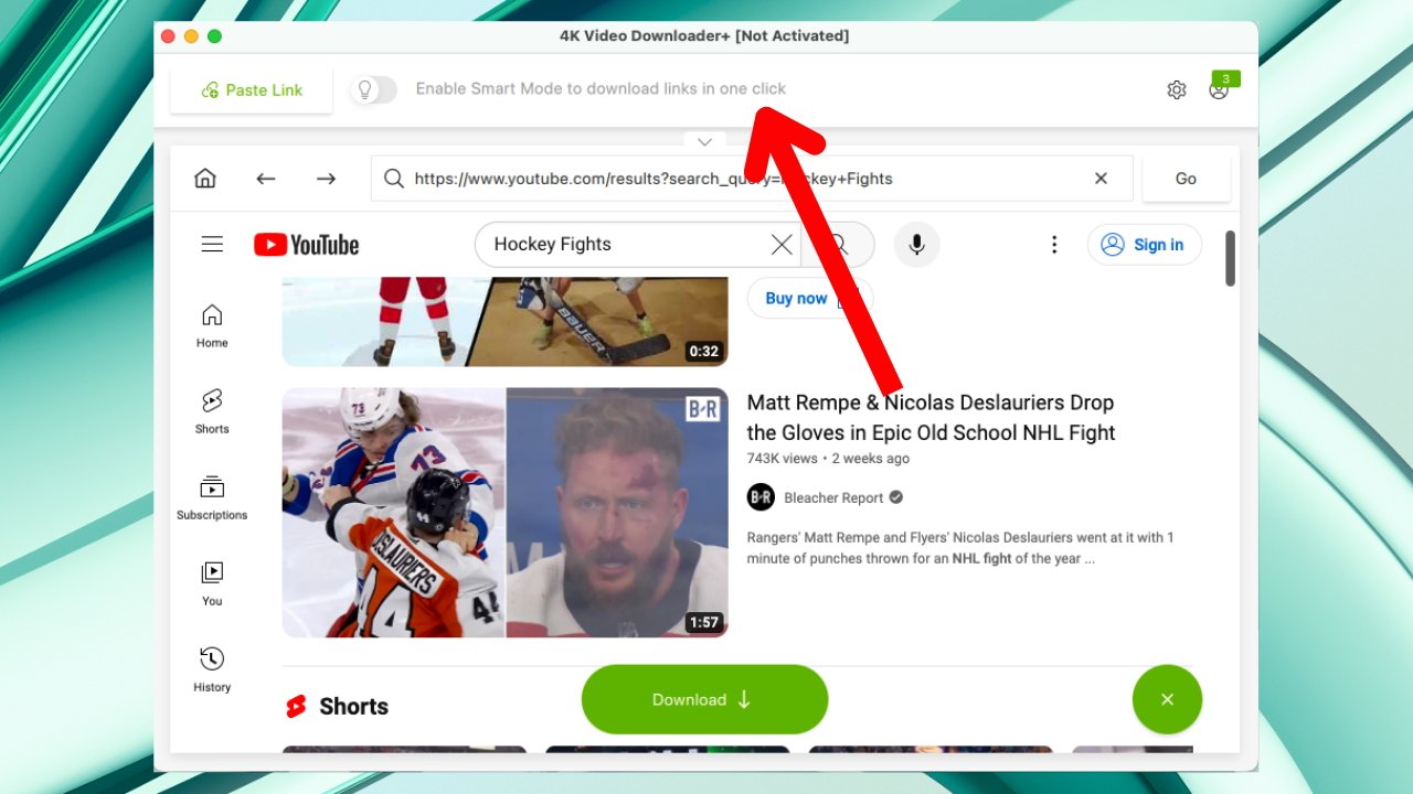Скриншот результатов поиска YouTube по хоккейным боям с видео и красной стрелкой, указывающей на кнопку загрузки.