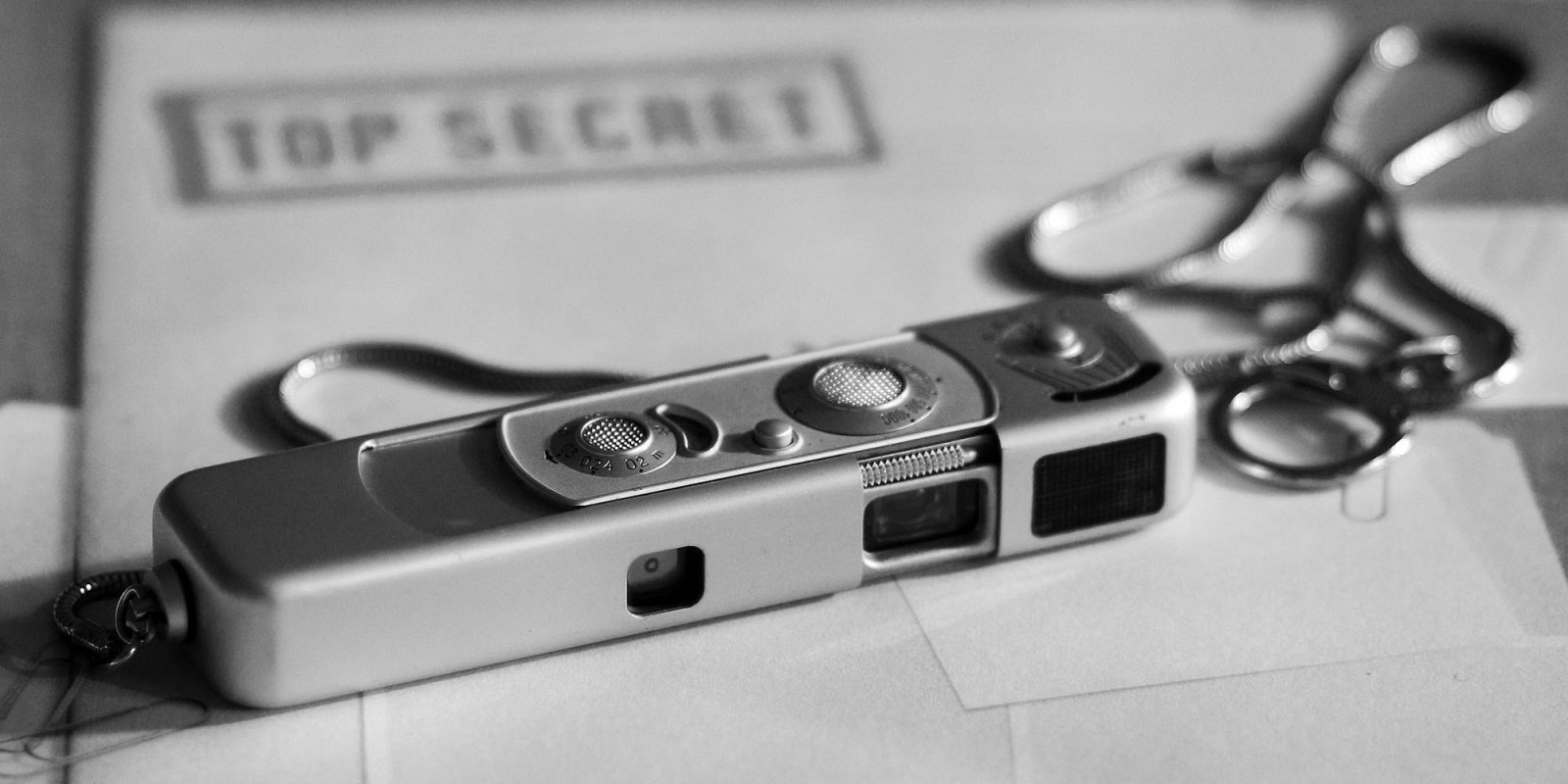 TikTok брифинги по национальной безопасности |  Шпионская камера и папка «Совершенно секретно»