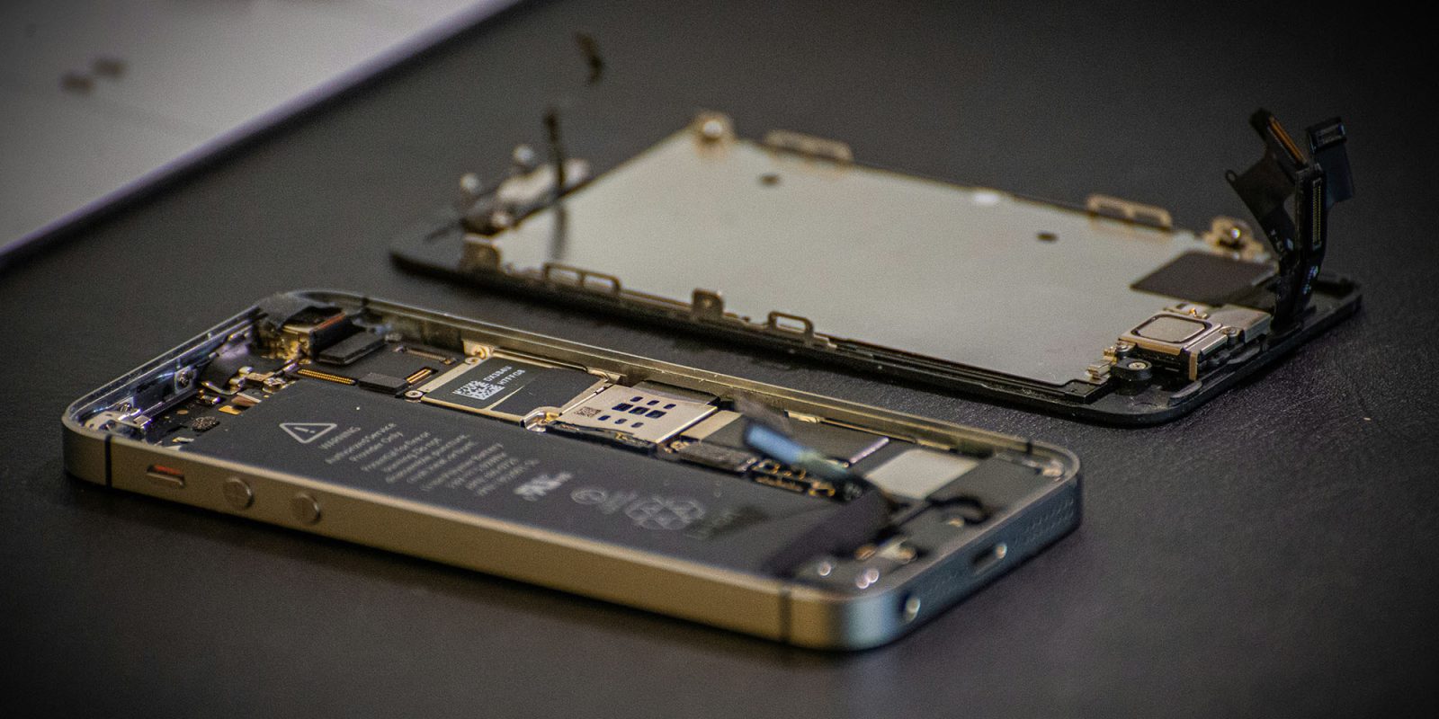 Соединение деталей будет объявлено вне закона |  iPhone отдали в ремонт