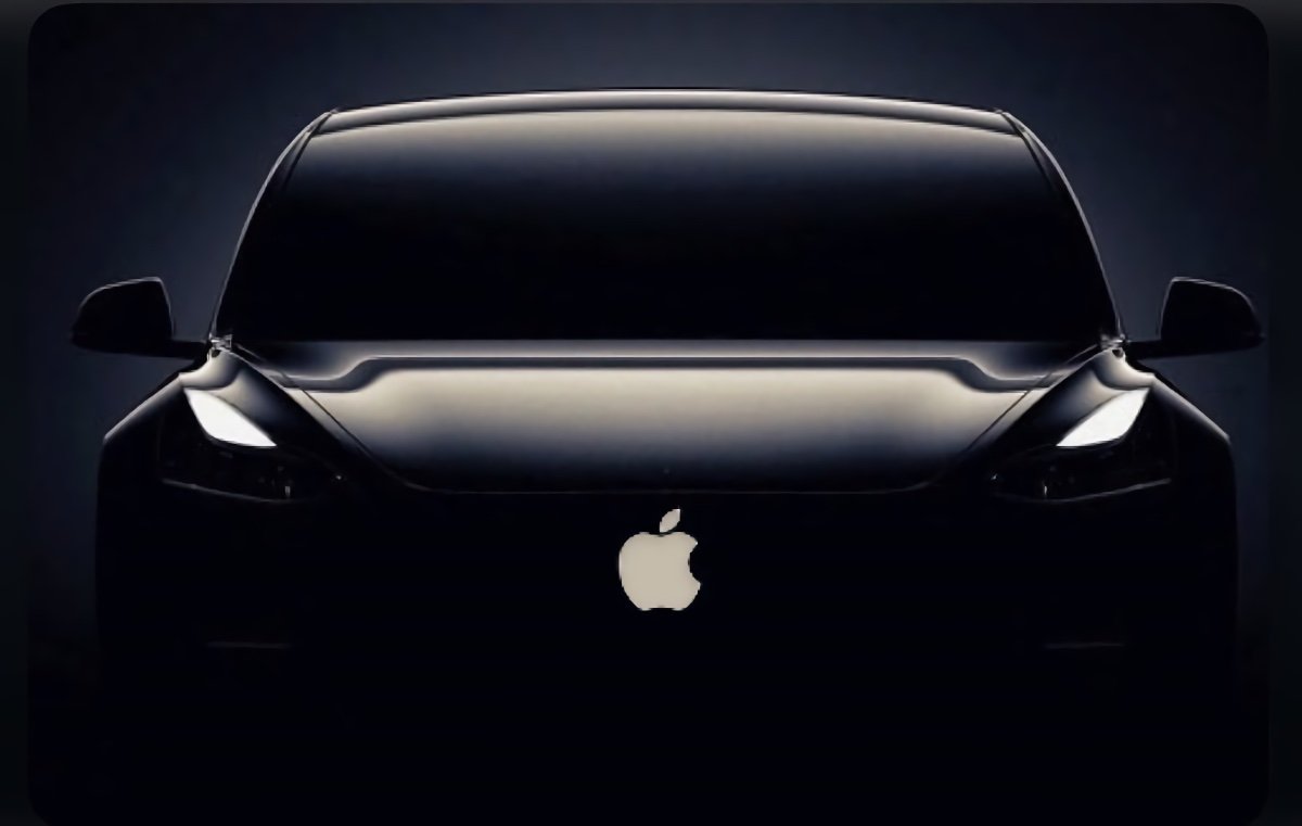 Силуэт элегантного автомобиля с подсвеченным логотипом Apple на переднем капоте на темном фоне.