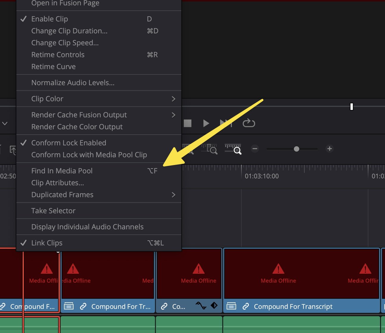 Скриншот интерфейса программы для редактирования видео с временной шкалой, меню инструментов и сообщениями об ошибках «Медиа в автономном режиме» на миниатюрах клипов.