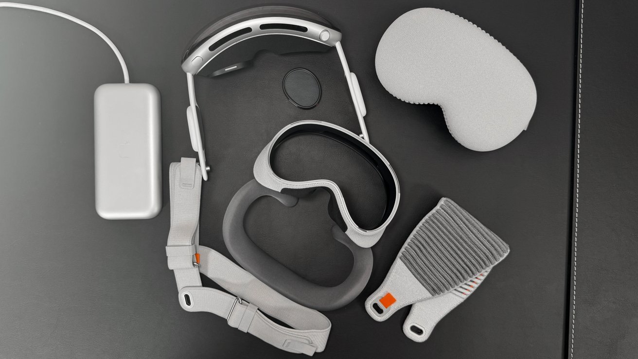 Apple Vision Pro с различными аксессуарами, такими как световое уплотнение, подушка и ремешки.