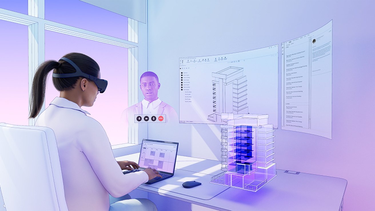 Человек в очках дополненной реальности за столом с голографическими дисплеями взаимодействует с виртуальной встречей и трехмерной архитектурной моделью.