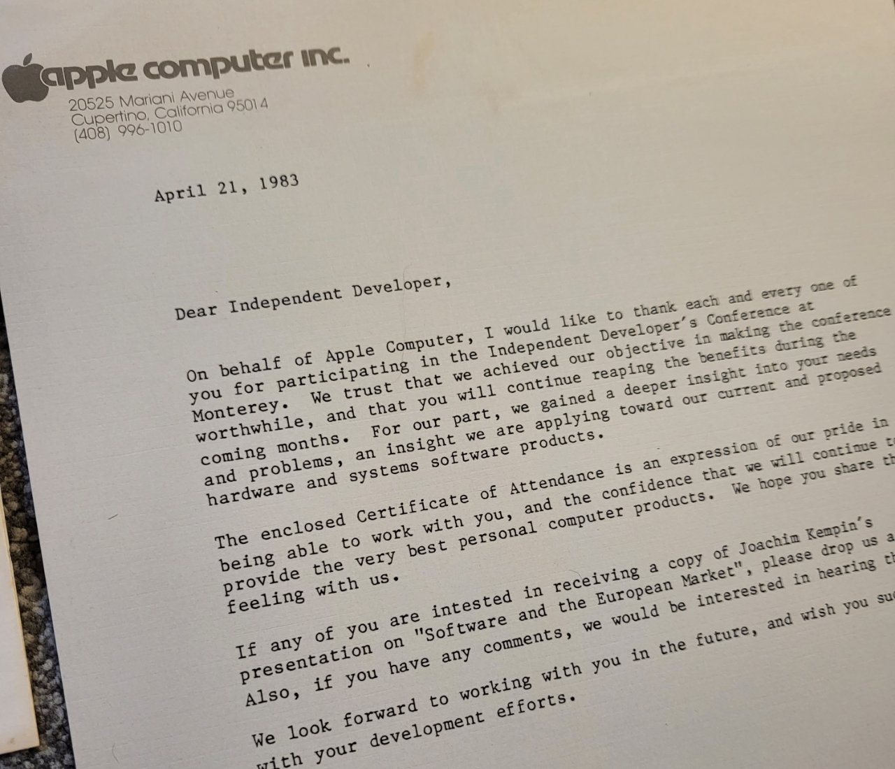 Фотография старого письма от Apple Computer Inc. от 21 апреля 1983 года, адресованного независимому разработчику и выражающего благодарность за участие в конференции.