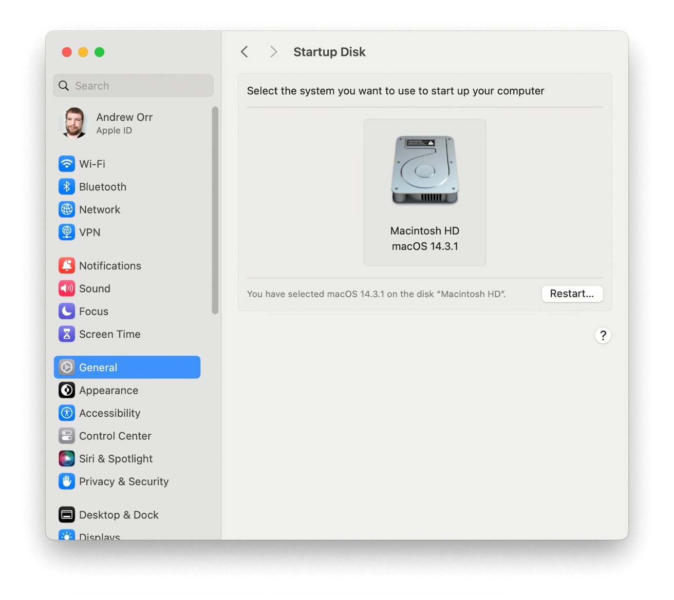 Окно загрузочного диска компьютера Mac, показывающее выбор версии macOS с кнопкой перезагрузки.