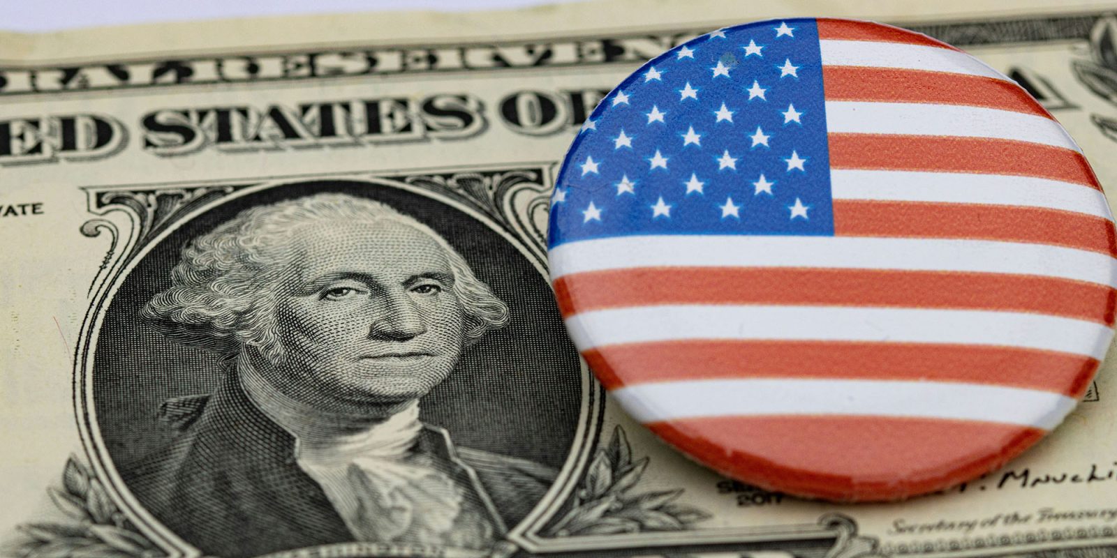 Чипы американского производства будут стоить дороже |  Значок флага США с долларовой купюрой