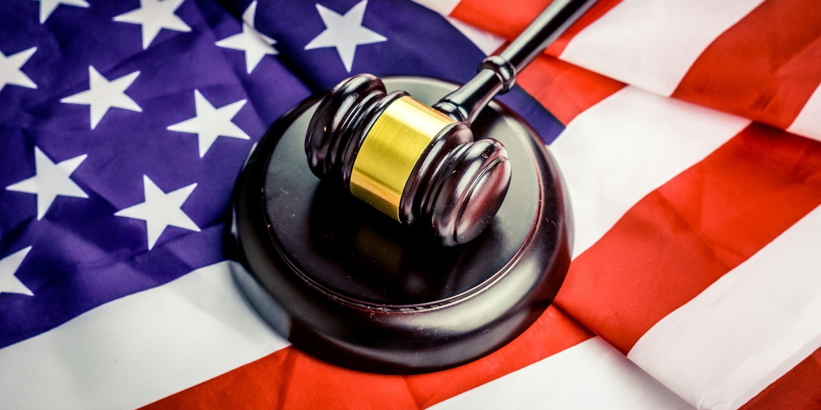 Судья по антимонопольному делу Apple уходит в отставку |  Судебный молоток и флаг США