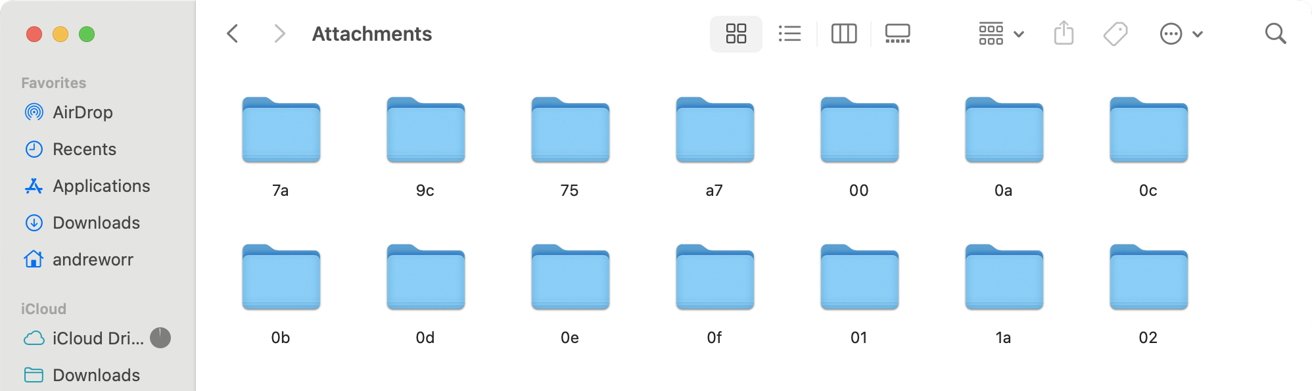 На экране компьютера отображается файловый менеджер с несколькими синими папками, каждая из которых помечена буквенно-цифровыми символами.