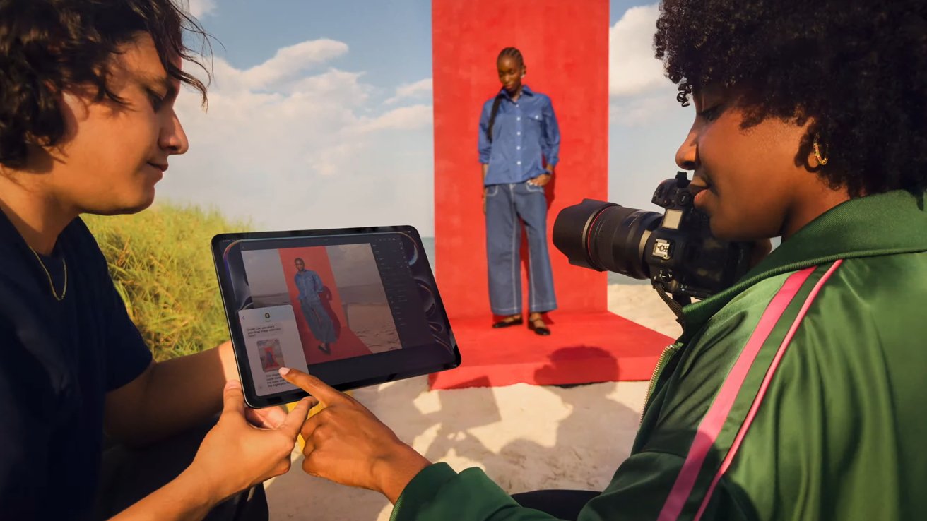 Два фотографа смотрят на iPad Pro на фоне модели