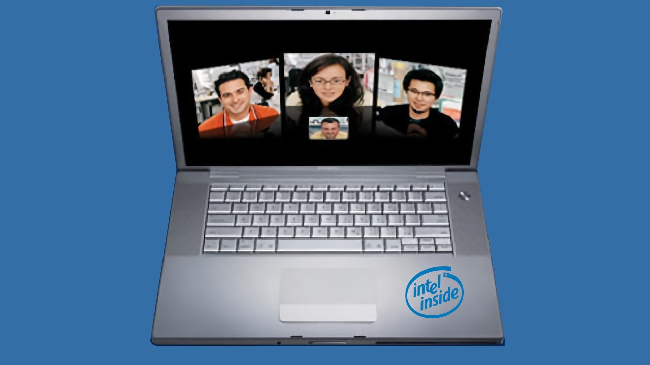 Ноутбук с видеоконференцией на экране, на котором изображены четыре улыбающихся человека, логотип Intel внутри спереди.