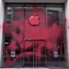 Берлинский магазин Apple Store подвергся вандализму со стороны конголезских активистов