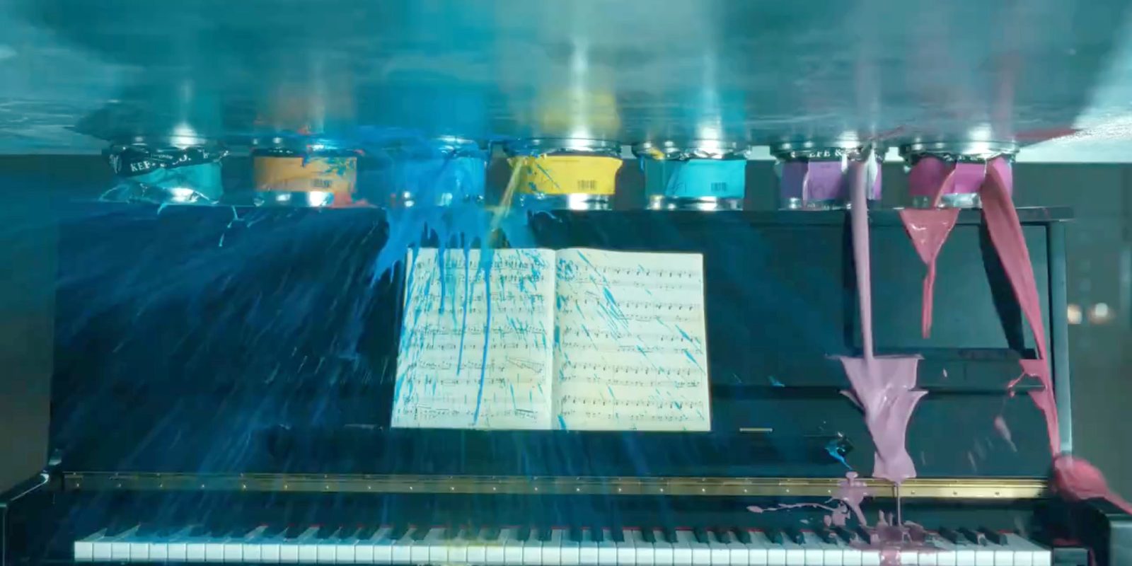 Кадр из рекламы iPad Pro, на котором видно, как сминаются краски и портится пианино.