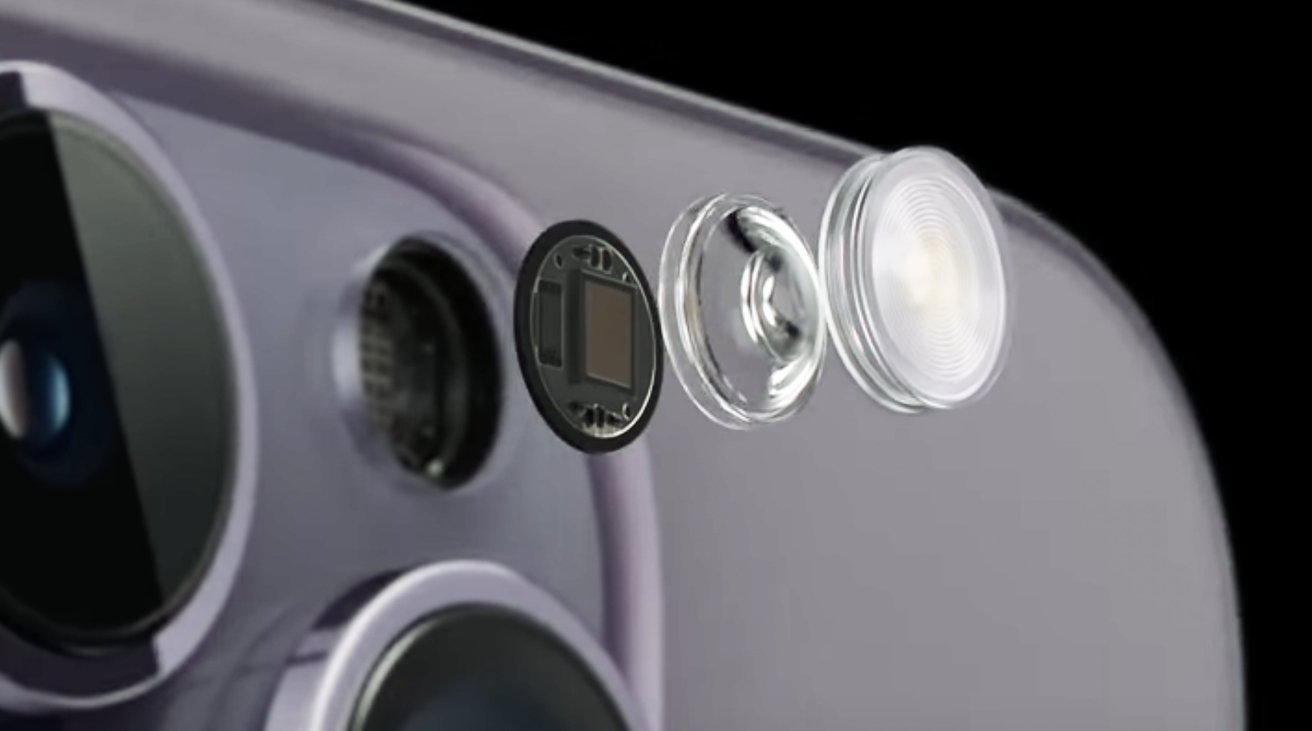 Крупный план камеры смартфона: объектив, сенсор и компоненты вспышки в частично разобранном виде.