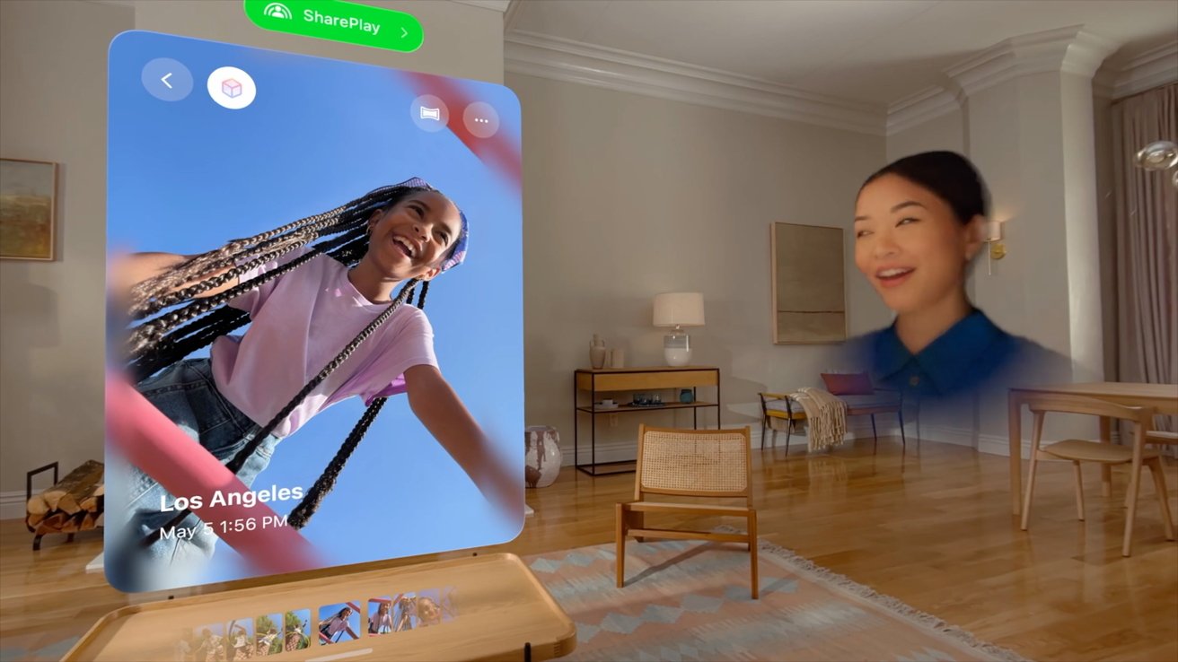 Использование SharePlay в Vision Pro с открытым новым приложением «Фотографии» и просмотром 3D-фотографии, когда изображение женской головы парит справа