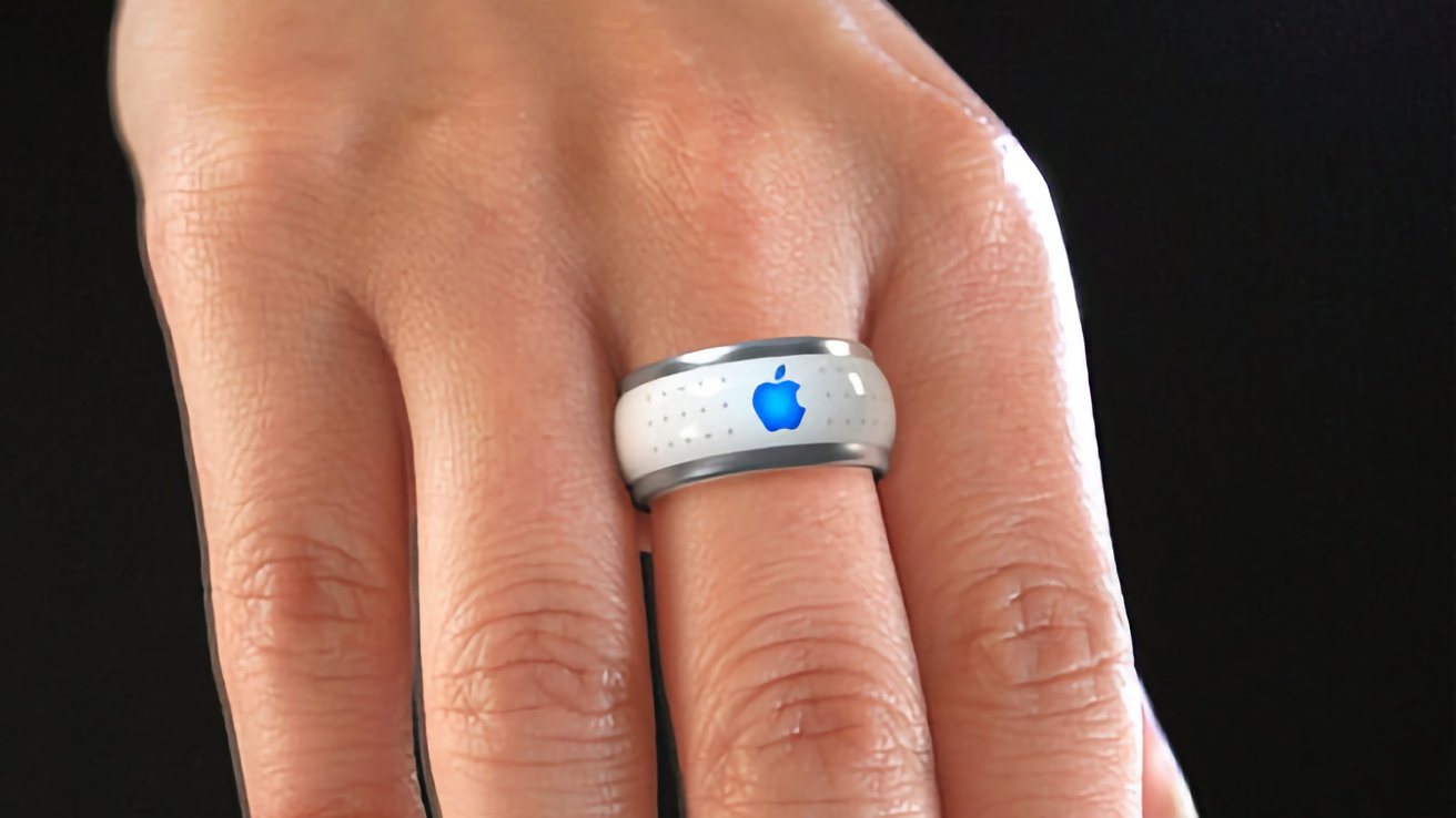 На руке металлическое кольцо с синим светящимся логотипом яблока и точечным узором на черном фоне.