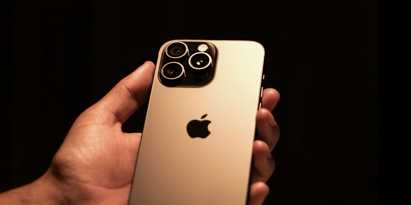 Apple ожидает, что функции искусственного интеллекта увеличат продажи iPhone 16 | На фото iPhone 15 Pro Max