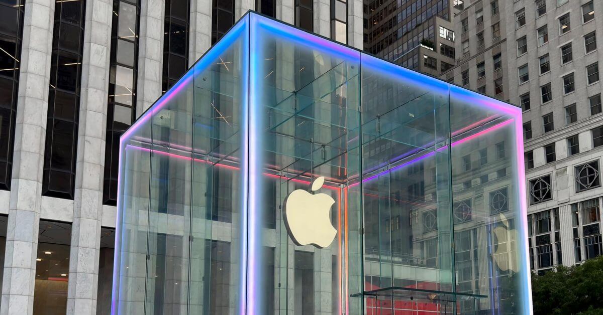 Apple Fifth Ave засияла красками в честь запуска iPhone 16