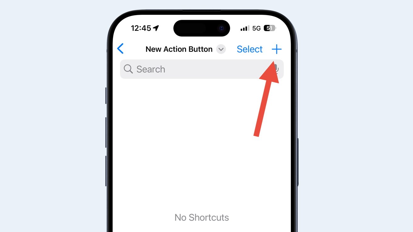 Экран iPhone со строкой поиска, заголовком «Кнопка нового действия», опцией выбора и красной стрелкой, указывающей на значок «плюс» для добавления нового действия.