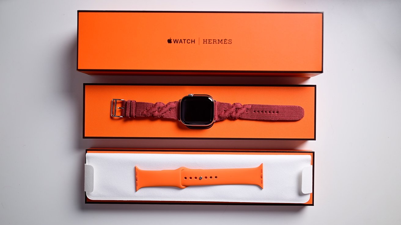 Все коробки и детали Apple Watch Hermes разложены на столе.