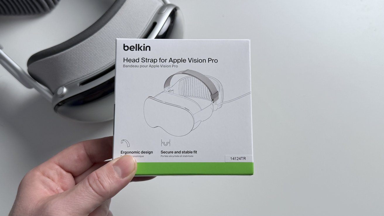 Ручная коробка с ремешком Belkin для Apple Vision Pro, с эскизом продукта и текстом, подчеркивающим эргономичный дизайн и надежную фиксацию. VR-гарнитура на заднем плане.