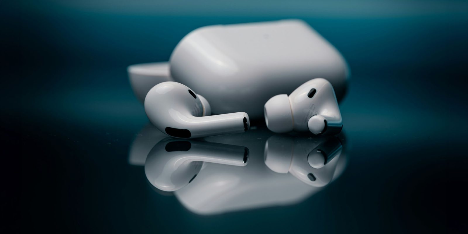 В иске AirPods Pro говорится, что Apple не устранила потрескивания и неисправности ANC | Продукт 1-го поколения на сильно отражающей поверхности.